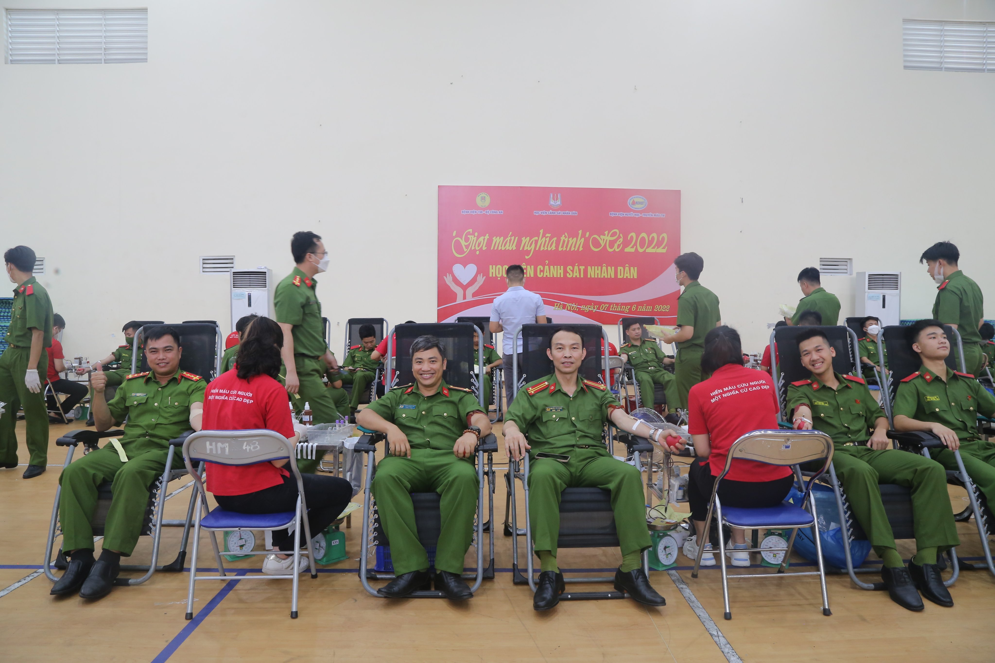 Đông đảo cán bộ, giảng viên, công nhân viên và học viên Học viện đăng ký tham gia hiến máu